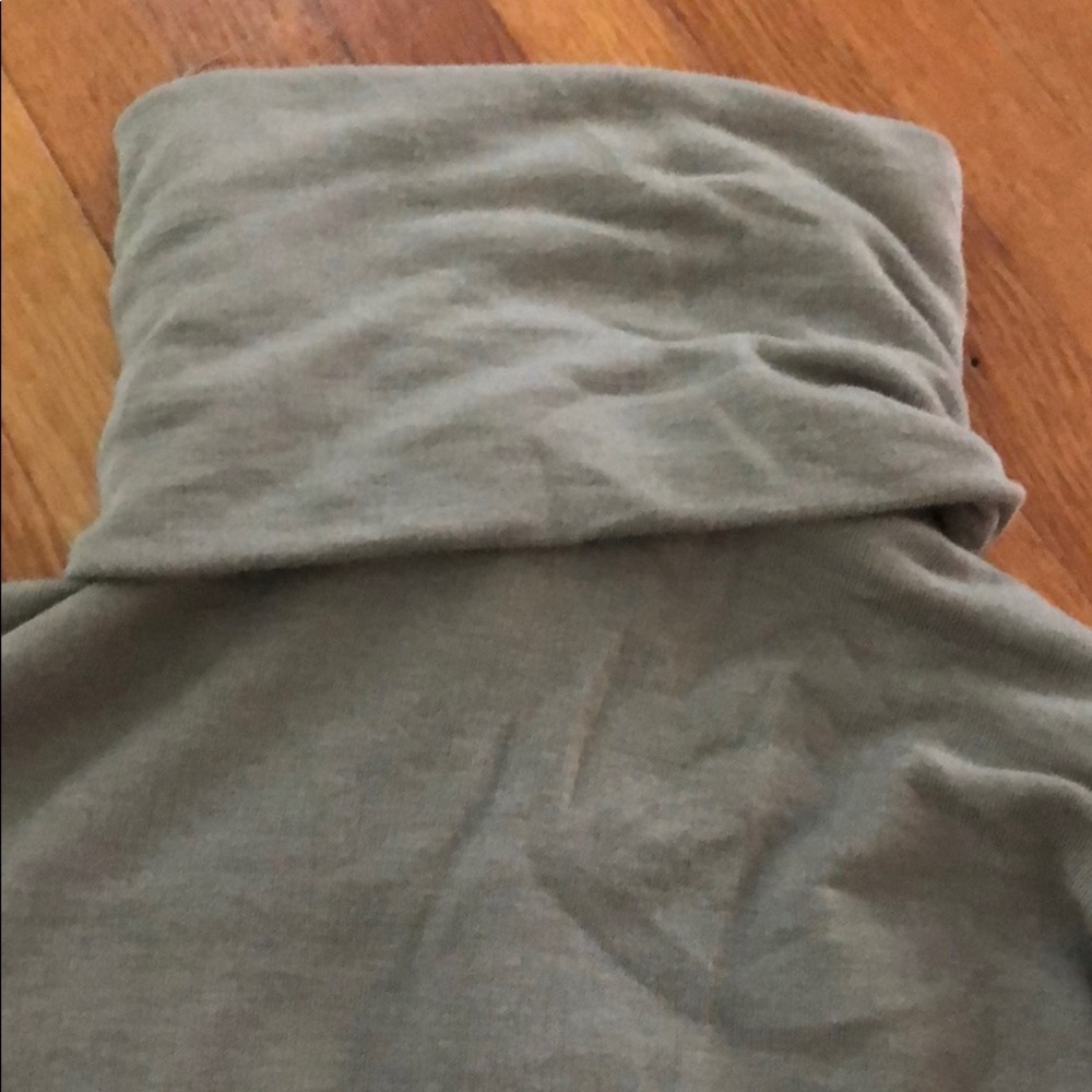 NWT olive green turtle neck - Picture 4 of 5
